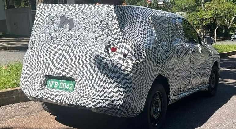 Imagem mostra o carro ainda sob pesada camuflagem