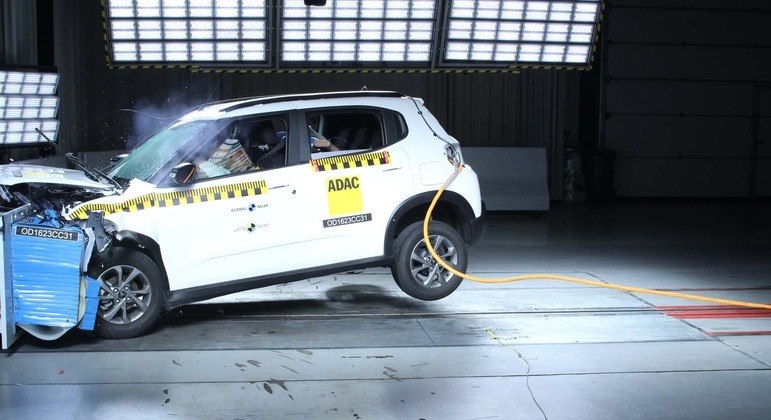 Hatchback apresentou proteção dianteira fraca na região do peito do motorista