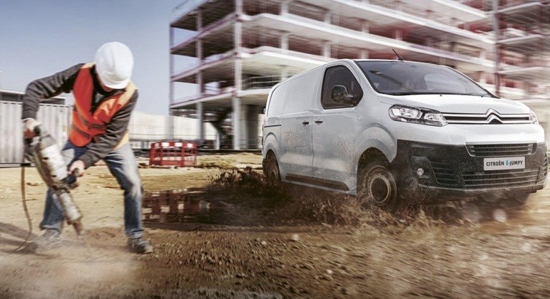 Baterias são de íon-lítio de 75 kWh, que confere uma autonomia de 289 quilômetros