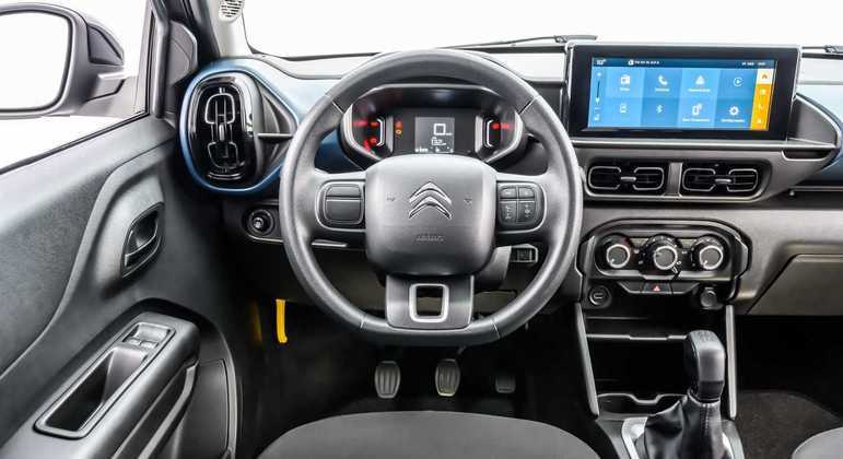 Modelo tem painel é digital de tamanho diminuto com velocímetro e nível de combustível digital mas sem conta giros