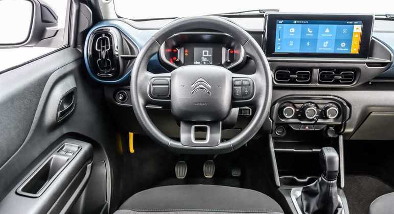 Modelo tem painel é digital de tamanho diminuto com velocímetro e nível de combustível digital mas sem conta giros
