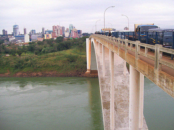Ciudad del Este - Situada na fronteira com o Brasil, a cidade se liga a Foz do Iguaçu, no Paraná, pela Ponte Internacional da Amizade. 