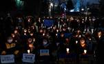 Civis se reúnem para uma vigília contra a guerra na Ucrânia próximo a embaixada russa em Seul, na Coréia
