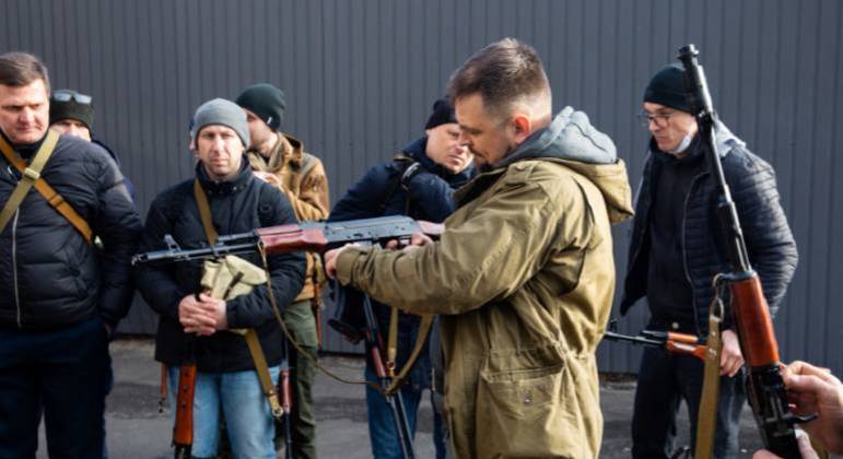 Membros das Forças de Defesa Territorial da Ucrânia recebem armas para defender  Kiev
