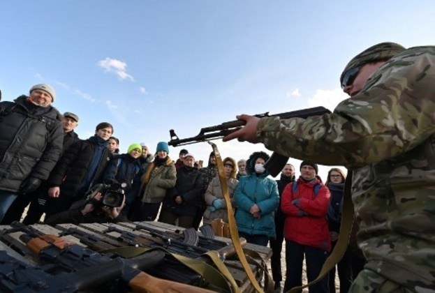 Além dos militares, civis ucranianos começaram a se alistar no Exército para enfrentar os russos. Com pouca ou nenhuma experiência, homens e mulheres se apresentaram para receber equipamentos militares e se dirigir às zonas de conflito