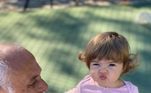 Em março, uma foto da menina com o avô também encantou os fãs de Tatá. 'Bico com o vovô (Eu sei. Sobraram 12 fios no cabelo do meu pai na frente. Eu já dei esse toque nele)', escreveu a apresentadora, no Instagram 