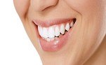 Dizem que o sorriso é o nosso cartão de visitas. Independente do clichê, a saúde bucal é importante e faz parte de uma rotina de beleza. Para manter os dentes brancos é preciso evitar alguns itens que escurecem o esmalte, como cigarro e café. Mas e os produtos caseiros e receitas rápidas para clarear? Será que realmente funcionam? A seguir, o dentista Mario Kruczan esclarece essa e outras dúvidas sobre clareamento dental