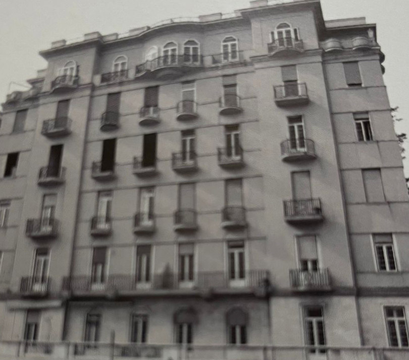 Entre a Piazza Mergellina e o Castel Dell’Ovo, fica o edifício do Consulado do Brasil. Nesse edifício, em que se instala o escritório do consulado, moram os seus funcionários com as respectivas famílias. Entre eles, Maury e Clarice Gurgel Valente: de agosto de 1944 a abril de 1946