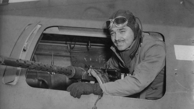 Clark Gable - O ator americano foi artilheiro no 351º Grupo de Bombardeio da Força Aérea dos EUA. Graduado como segundo-tenente pela Escola de Oficiais de Miami, deixou a ativa do Exército em junho de 1944 como major. Recebeu duas condecorações.  