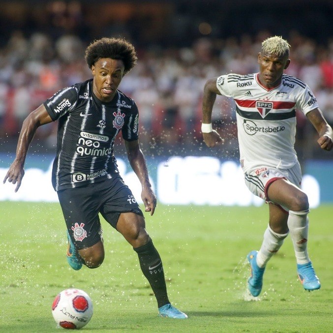 Willian em disputa de bola com Arboleda, do São Paulo, no clássico Majestoso