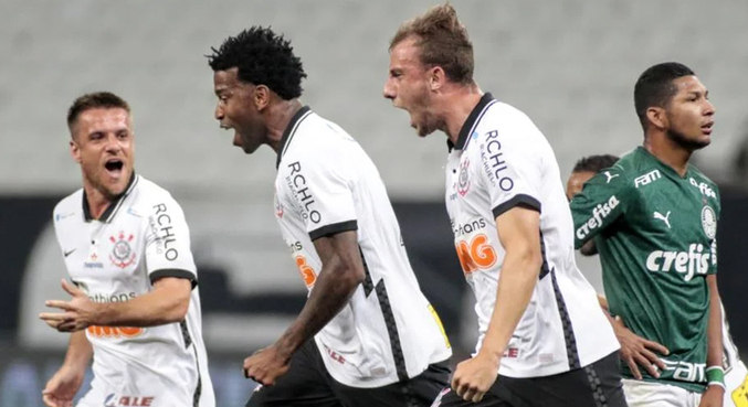 Jogadores do Corinthians comemoram gol em um clássico contra o Palmeiras