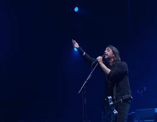 Clássico internacional: Ainda no palco principal, o destaque do dia ficou por conta da banda Foo Fighters, que encerrou a noite em grande estilo. A plateia cantou e se emocionou com a homenagem feita ao baterista Taylor Hawkins, que morreu em 2022.