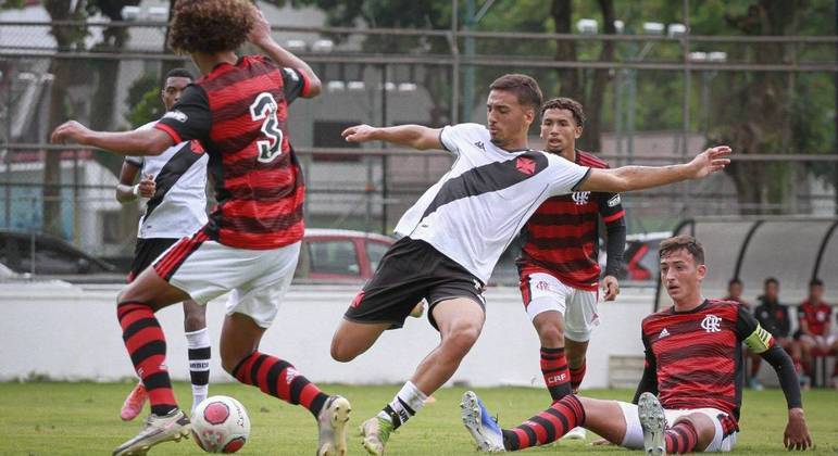 Lance do jogo do sub-17 entre Flamengo e Vasco na Copa Rio da categoria