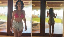 Claudia Ohana posa de biquíni em Búzios e exibe novo visual