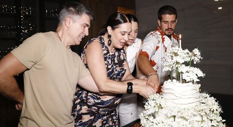 Claudia Raia cortou bolo de aniversário na companhia de Enzo, Sophia e Jarbas Homem de Melo
