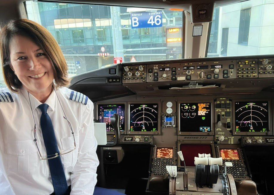 Claudine no cockpit do Boeing 777
