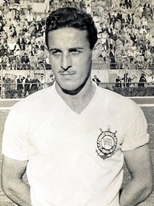 Cláudio - Atuou pelo Corinthians entre 1945 e 1957, com 550 jogos e 305 gols, é o maior artilheiro da história do clube e conquistou seis títulos. Busto inaugurado em 1997.