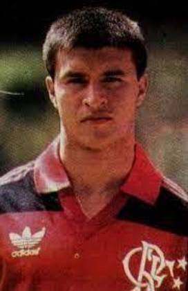 Claudio Borghi (1989) – Campeão mundial com a Argentina em 1986 e com passagem pelo Milan, o meia chegou ao Flamengo com status de craque. Borghi veio para substituir Bebeto, que tinha ido para o Vasco, mas foi um grande fracasso. Jogou apenas seis partidas e não marcou nenhum gol