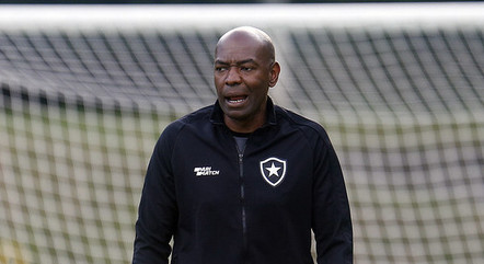Cláudio Caçapa, técnico interino do Botafogo