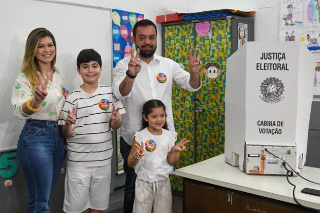 RJ - ELEIÇÕES 2022/1º TURNO/RIO/CLÁUDIO CASTRO - POLÍTICA - Cláudio Castro (PL), candidato ao governo do Rio de Janeiro, vota no escola Golda Meir, na Barra da Tijuca, neste domingo, 02 de outubro de 2022. Ele compareceu ao local com o apoio da família. Hoje o país escolhe presidente da República, governadores, senadores e deputados federais, estaduais e distritais. Um eventual segundo turno para presidente e governador poderá ocorrer no dia 30 de outubro. As datas correspondem ao primeiro e último domingo do mês, conforme prevê a Constituição Federal. Os eleitos serão diplomados até o dia 19 de dezembro de 2022. 02/10/2022 - Foto: ALEXANDRE BRUM/ENQUADRAR/ESTADÃO CONTEÚDO