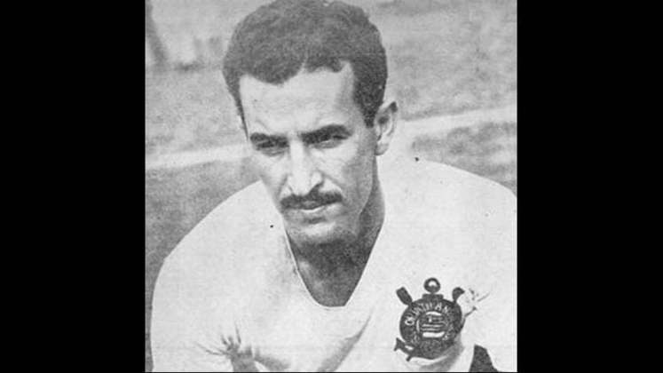 Cláudio Christóvam defendeu o Corinthians de 1945 a 1957. O jogador conquistou 11 títulos e marcou 305 gols pelo clube. O atacante é o maior artilheiro da história do Timão.