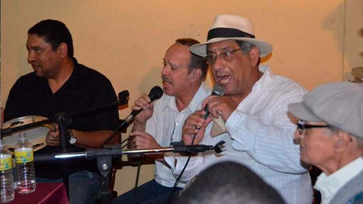 Cláudio Ribeiro e Homéro Reboli - Coritiba: o hino oficial do clube foi escrito em 1999 após um concurso promovido pelo próprio Coritiba. 