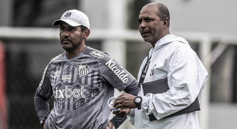 O auxiliar Claudiomiro e o técnico interino Orlando Ribeiro em treino no CT Rei Pelé