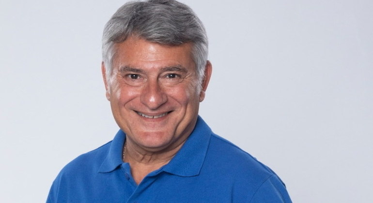 Cléber Machado com novo logotipo no lado esquerdo do peito. O da Record TV