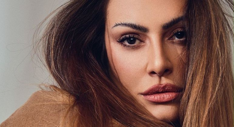 Cleo compartilhou fotos combinando o casaco com a cor dos cabelos