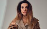 Quer mais um exemplo com cropped? Desta vez, a proteção contra o frio fica por conta do sobretudo, surpreendentemente combinado com uma saiaVeja também: Cleo combina casaco com a cor dos cabelos e arranca suspiros na web