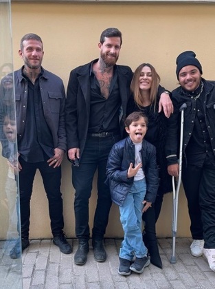 O menino ainda pôde ser visto em outras fotos ao lado do pai, da madrastra Cleo, e amigos