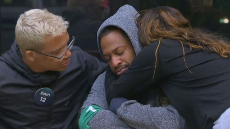 Cleyton não aguentou a pressão e também chorou. O Vileiro, que ficou triste por acreditar que não estava fazendo parte de nada importante na Vila, foi prontamente consolado por seus amigos