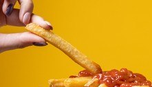 Cliente vê mãe cuspir batata frita que 'cheirava a fezes', em restaurante fast-food