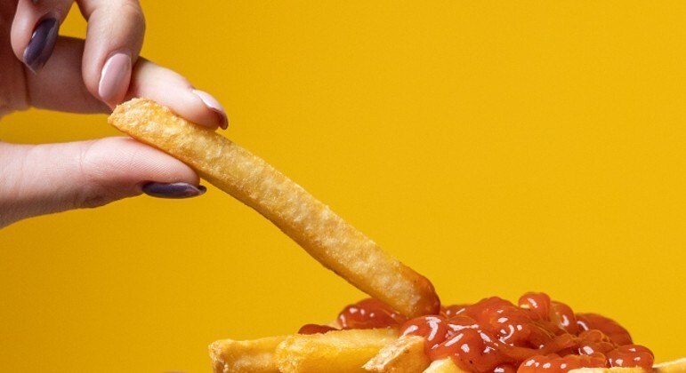 Em restaurante fast-food na Inglaterra, cliente viu a mãe cuspir batata frita que 'cheirava a fezes'