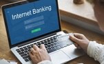 Cliente de banco insere dados na página do internet banking. Freepik / rawpixel.com