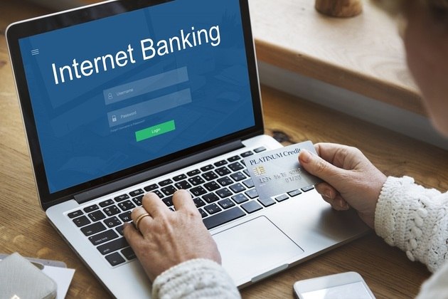 Cliente de banco insere dados na página do internet banking. Freepik / rawpixel.com
