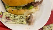 Cliente alega ter mastigado dedo ao morder hambúrguer de lanchonete