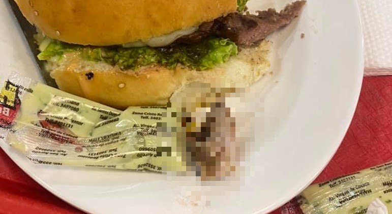 Cliente afirma ter mastigado dedo humano ao morder hambúrguer de lanchonete
