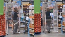 Mais um dia em 2021: cliente vai às compras em gaiola de plástico