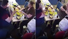 Cliente é flagrada ao colocar plástico em frango de restaurante e se recusa a pagar conta de R$ 1.000
