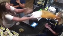 Cliente insatisfeita atira sopa no rosto de funcionária de restaurante