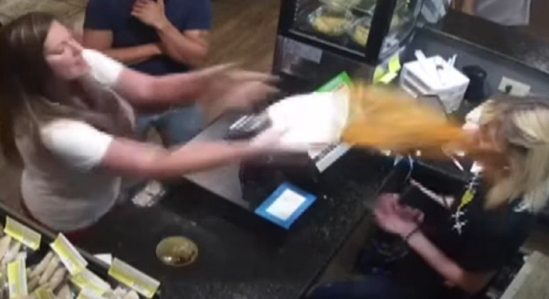 Cliente insatisfeita jogou sopa no rosto de funcionária de restaurante no Texas (EUA)