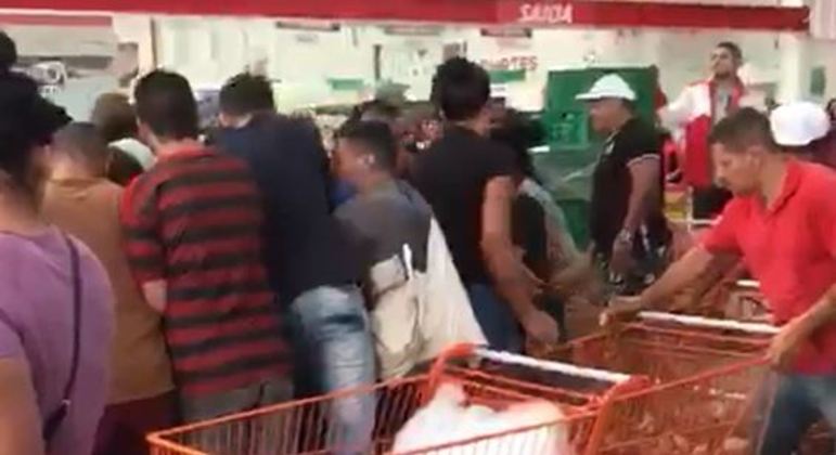 Clientes de mercado brigam para comprar cebola no DF