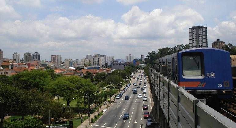 Dia começa com sol entre nuvens