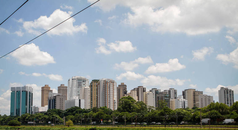 Temperaturas elevadas favorecem o alerta para chuvas em São Paulo