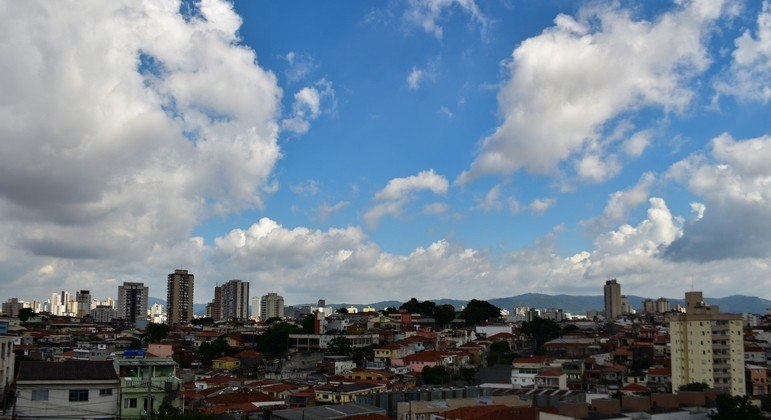 São Paulo amanhece com sol e temperaturas elevadas
