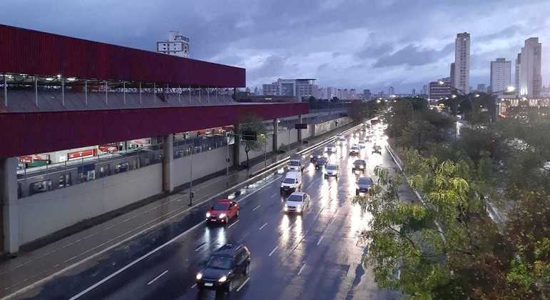 Ventos que passam a soprar do oceano facilitam a entrada de umidade e do ar frio