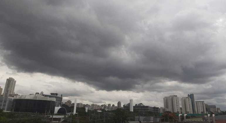 Muitas nuvens e chuva marcam a manhã desta sexta-feira (10) em São Paulo
