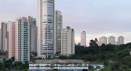 Dia amanhece com sol e poucas nuvens em SP
