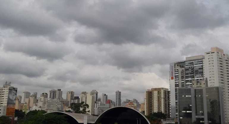 Tempo deve ficar encoberto em São Paulo neste fim de semana, de acordo com o CGE
